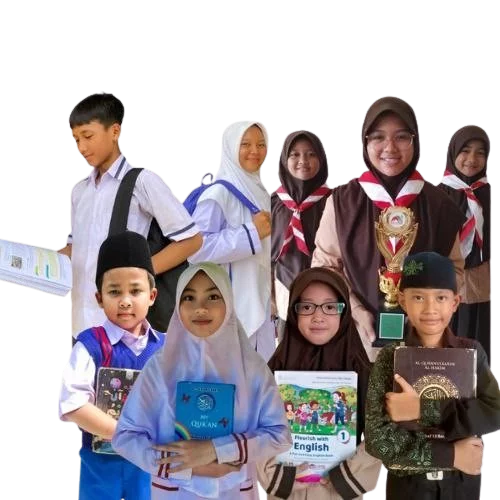 Siswa Ibnu Khaldun dengan Al-Qur’an, buku, dan piala